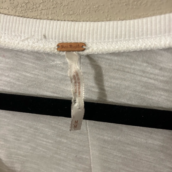 FREE PEOPLE WHITE HENLEY WITH CROCHET DETAILING ON SLEEVES SIZE MEDIUM - Picture 7 of 8